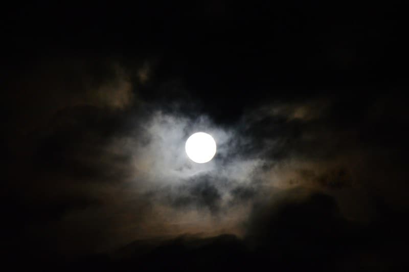 mond-hinter-wolken-versteckt