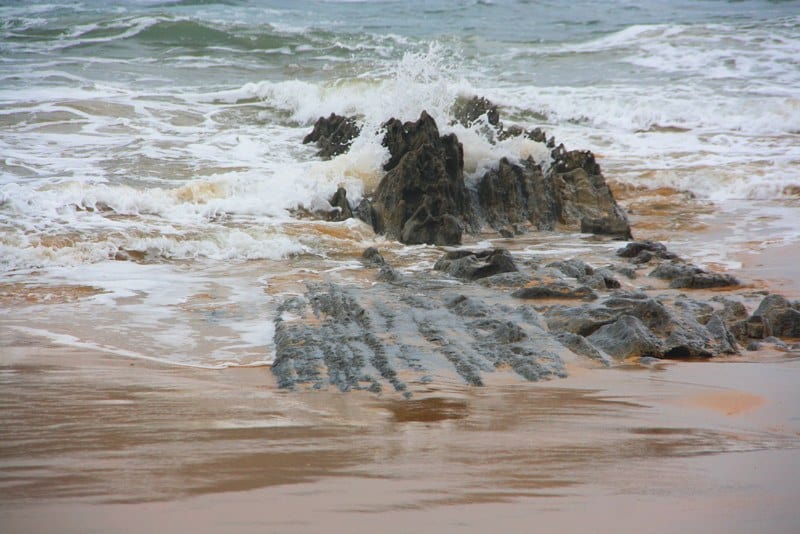 welle-meer-stein-strand