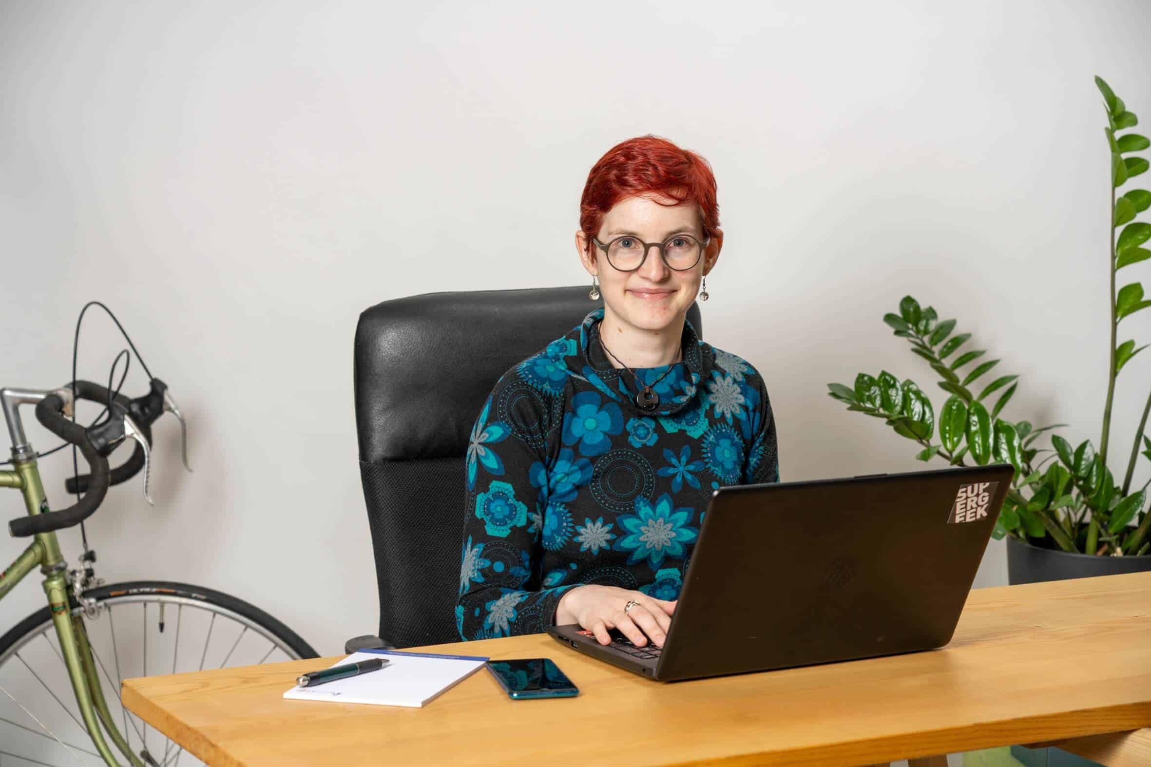 sara-menzel-berger-technikelfe-am-schreibtisch-direkter-blick